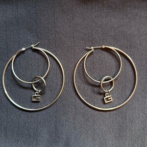 🐣”G” double hoop earrings